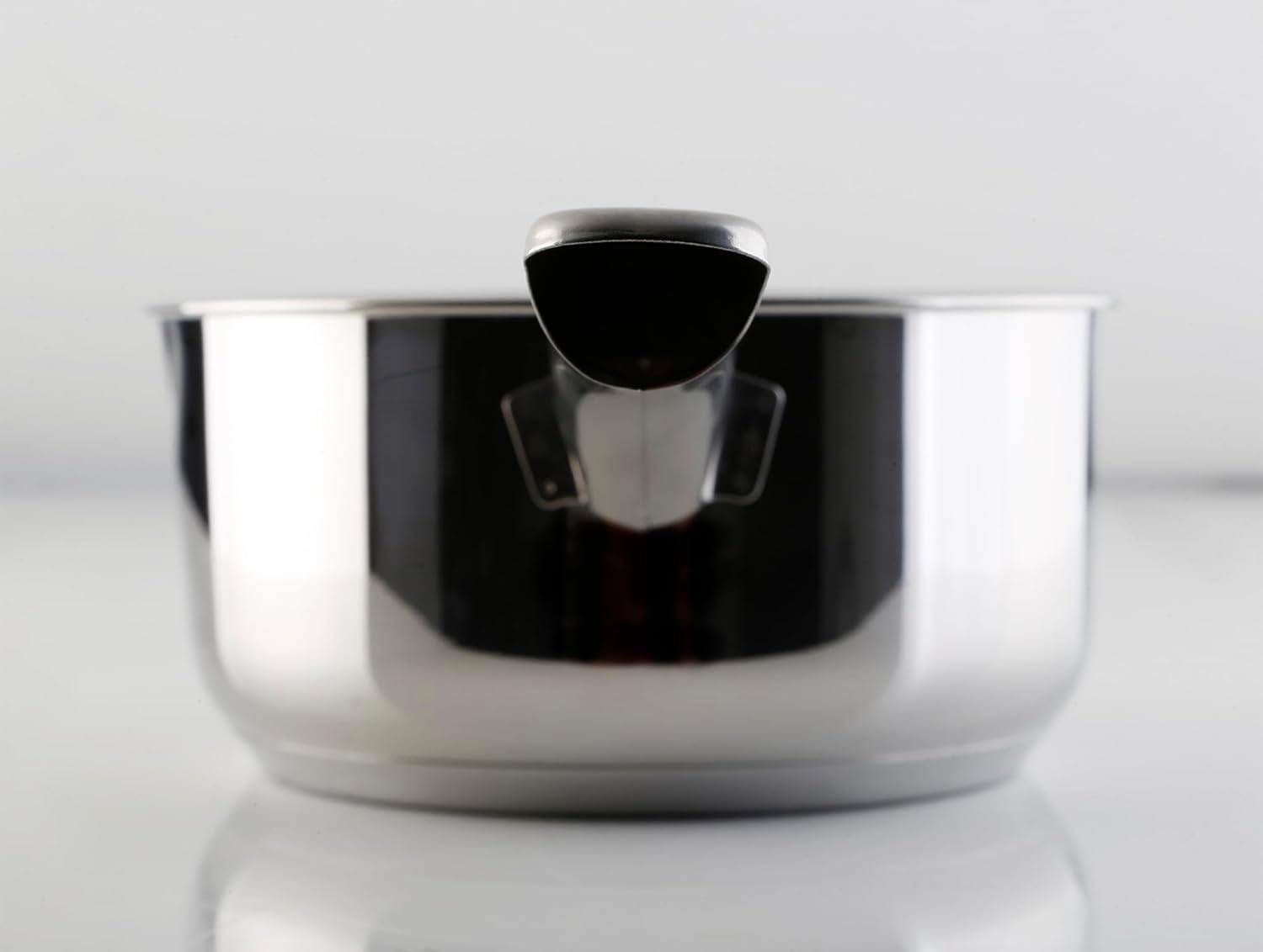 ! Casserole en acier inoxydable 18/10 avec bec verseur et échelle de mesure pratique, Ø 14 cm, cap - 1,1 lit., adaptée à tous les types de cuisinières dont induction PRO Ø 14 cm - 1.1 L