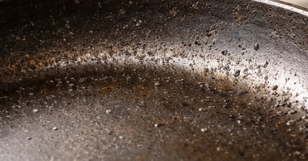 PFAS dans la cuisine : la France de 2026 vient d'interdire, mais pas vos poêles