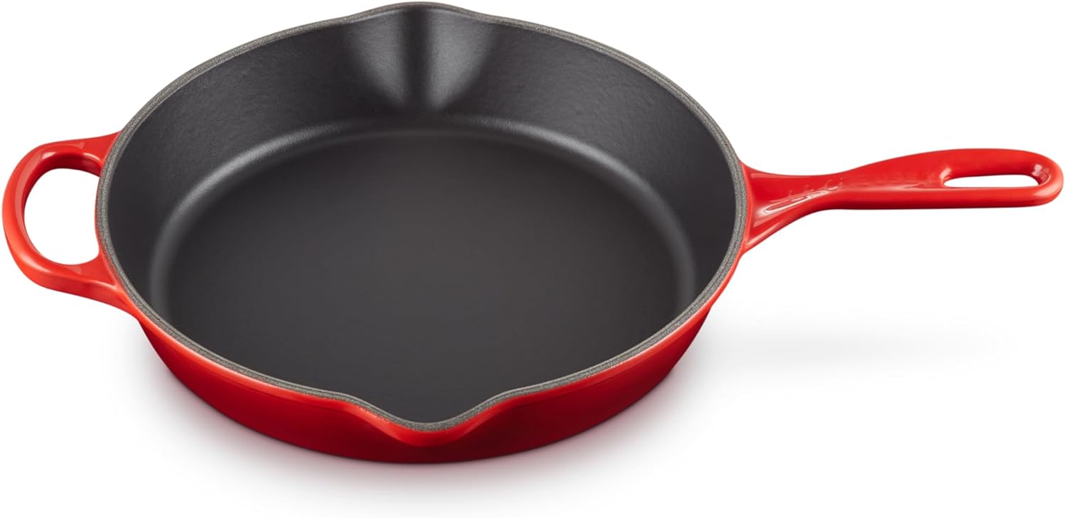 Skillet profond en fonte émaillée Signature avec poignée d'assistance et deux becs verseurs, 26 cm, 2 litres, Cerise, 20187260600422